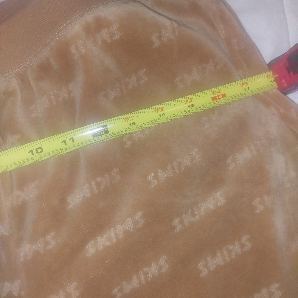 SKIMS Camel Velour Logo Set - Picture 4 of 6